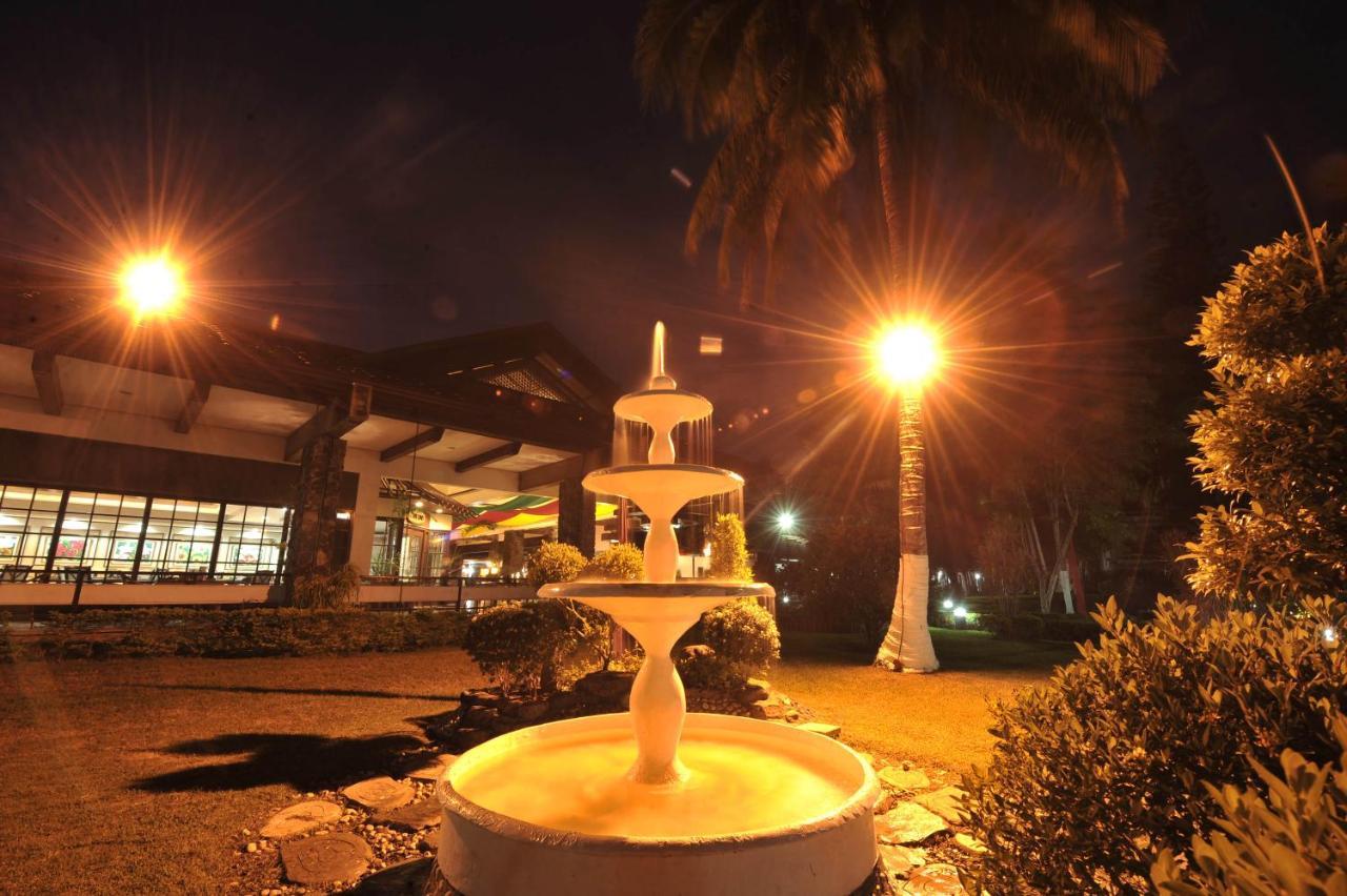 Waterfront Insular Hotel Davao Exterior photo